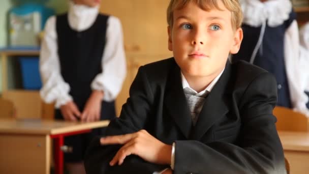 Niño sentado en el escritorio — Vídeos de Stock