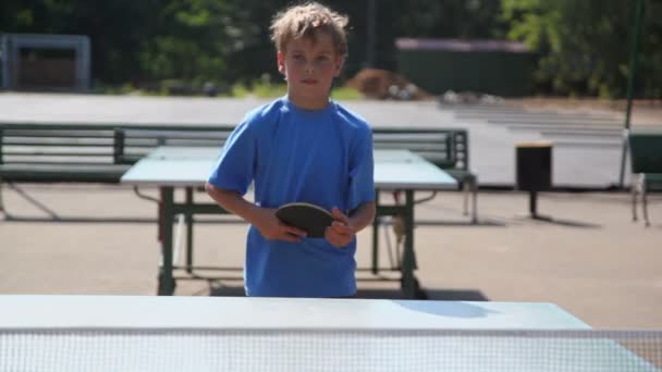 Jonge jongen speelt Tafeltennis — Stockvideo