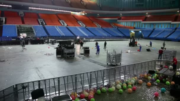 Workers clean stadium after concert — Stock Video