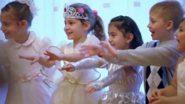 Kutlama sırasında çocuk oyunu oyna