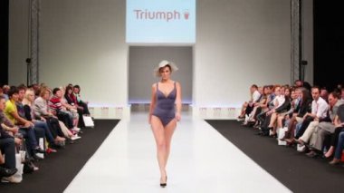 Giyim koleksiyonu modeli gösterir