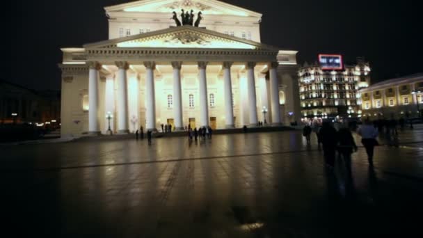 As pessoas caminham perto do teatro Bolshoi — Vídeo de Stock