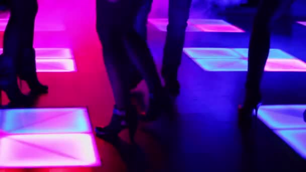 Tres mujeres y un hombre bailan — Vídeos de Stock