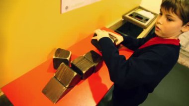 Genç çocuk yay oluşturur