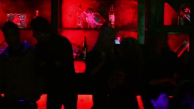 Birkaç kişi siluetleri çevre bar