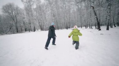 İki çocuk kış Parkı'nda çalıştırın