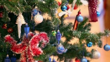 Topları ve çan asılı Noel ağacı üzerinde