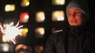 Neşeli çocuk Bengal ateşi tutan