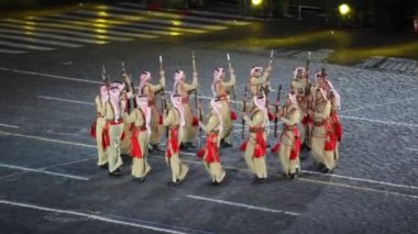 Daire içinde yürüyen Jordan askerler