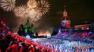 Kırmızı havai fişek izlerken meydanında kalabalık