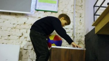 Çocuk topu ile hava akımı uçuşu