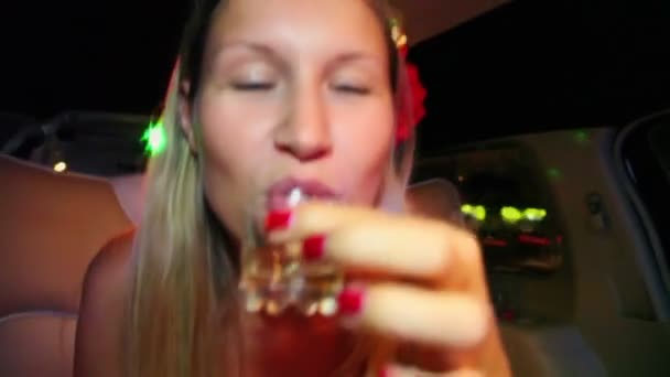 Bruden dricker alkohol i limousine — Stockvideo