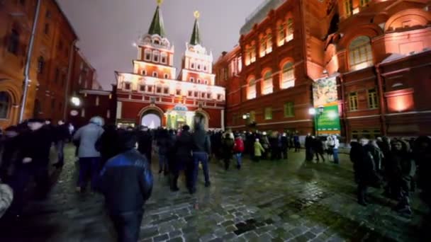 Menschen laufen in der Nähe des historischen Museums — Stockvideo