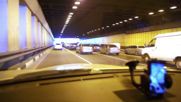 Tráfico de vehículos multibanda en túnel — Vídeo de stock