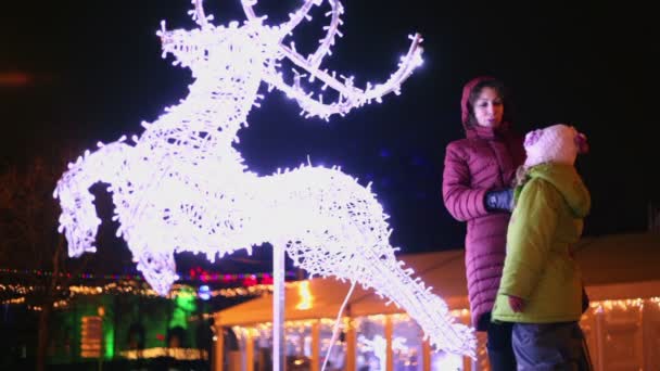 Madre con hija cerca de alce ornamental — Vídeos de Stock