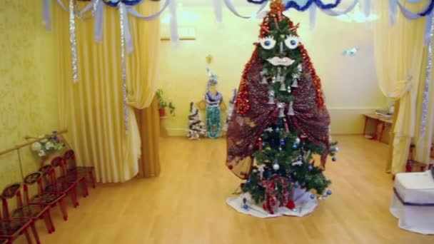 Árbol de Navidad con guirnalda — Vídeos de Stock