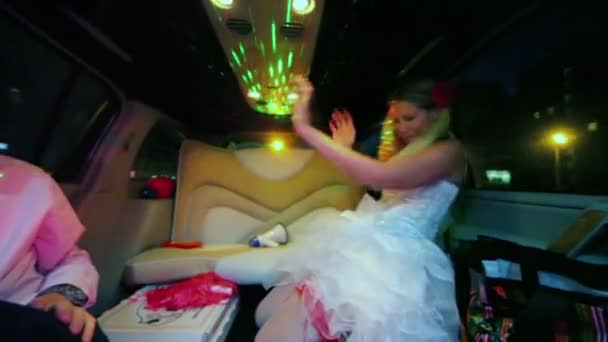 Bride dances in limo — Stock Video