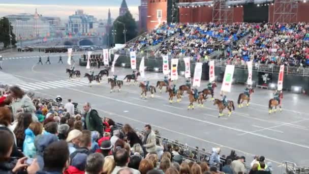 Parade der Kavallerie mit Fahnen — Stockvideo