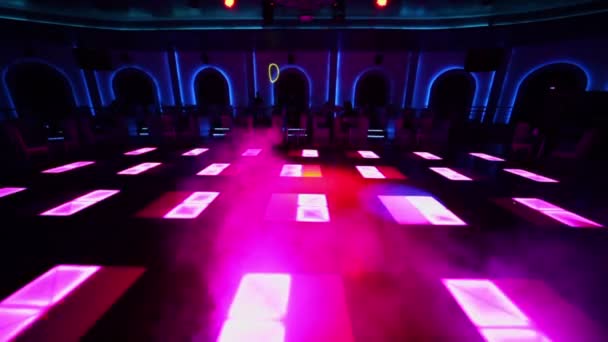 People sit in night club — Stock Video
