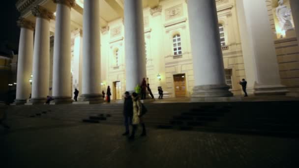 As pessoas caminham perto do teatro — Vídeo de Stock