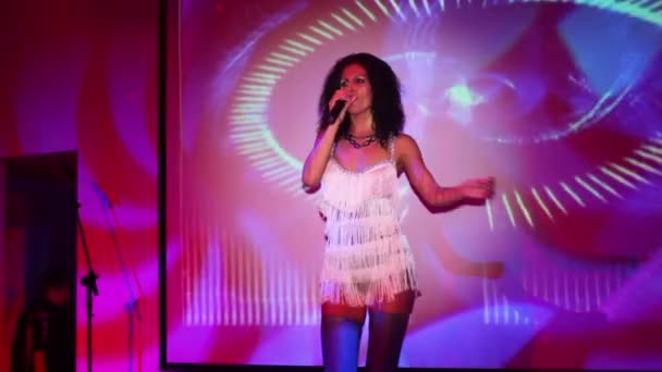 Young woman sings at night club — Stock Video