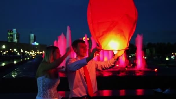 Pasgetrouwden houden Japans lantaarn — Stockvideo