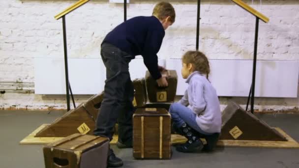 Boy construye arco de cubo — Vídeo de stock