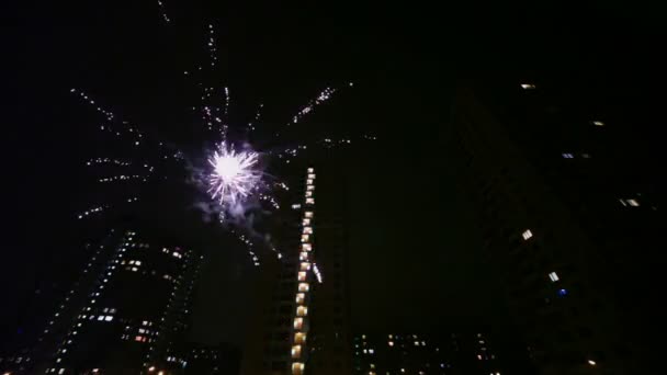 Fireworks blåser över boningshus — Stockvideo