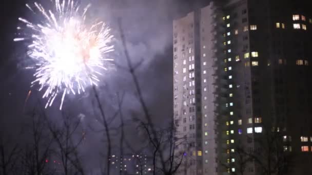 Fajerwerki wybuchają w pobliżu mieszkania domy — Wideo stockowe