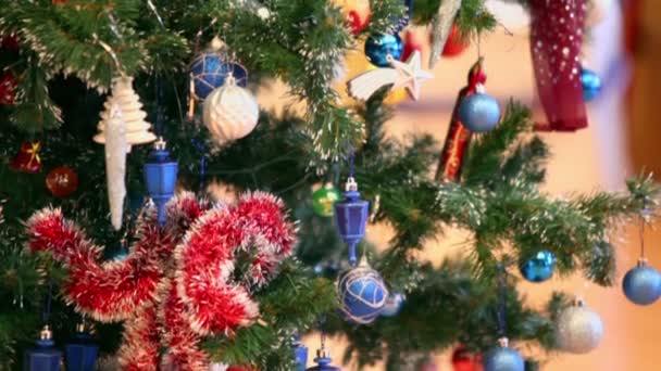 Ballen en klokken hangt kerstboom — Stockvideo