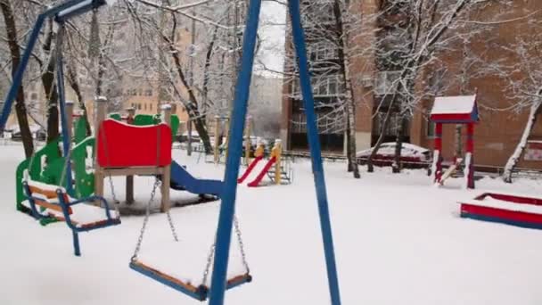 Neve copre parco giochi in cortile — Video Stock