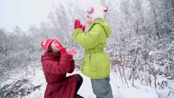 Holčička s její matka hrát — Stock video