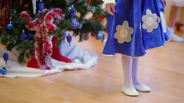 Kids in holiday costumes dance — Stock Video