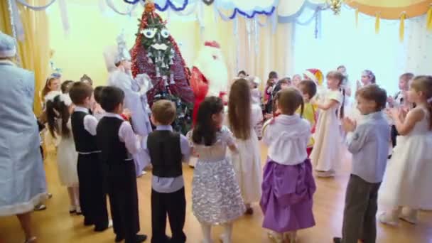 Les enfants se tiennent autour du sapin — Video