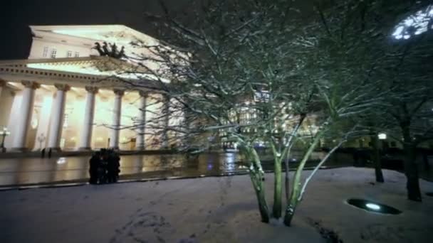 Turistas fazem fotos perto do teatro Bolshoi — Vídeo de Stock