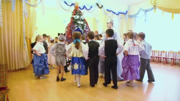 Les enfants marchent autour du sapin — Video