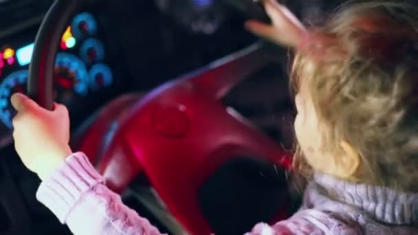Kleines Mädchen sitzt im Auto — Stockvideo