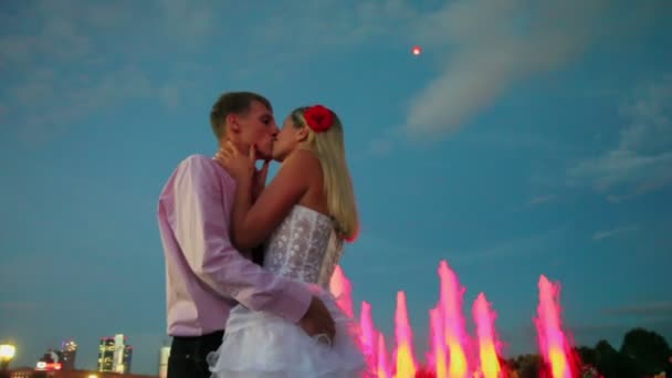 Young bride and groom kiss — Stock Video