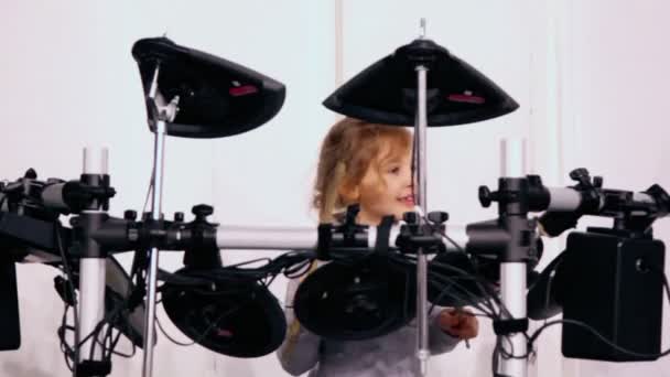 Маленькі дівочі барабани на сучасному обладнанні — стокове відео