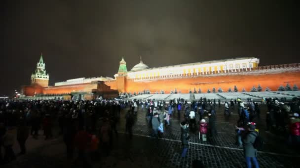 Толпа гуляет по Красной площади — стоковое видео