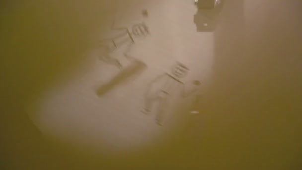 Dessiné homme danse dans la machine d'animation 