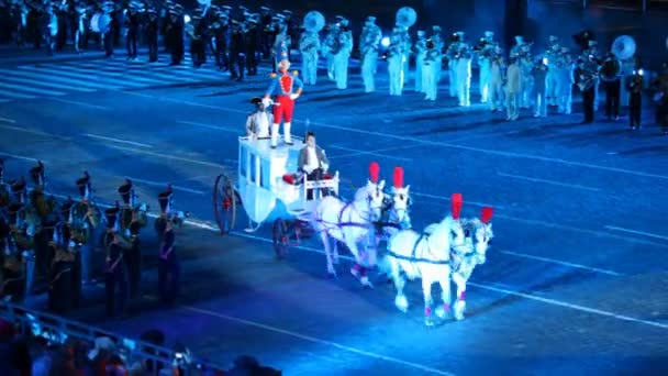 Nutcracker trumpeter rides on roof carriage — Stock Video