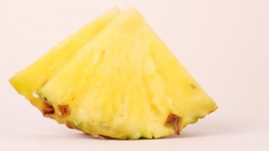 Beyaz üzerine izole edilmiş ananas dilimi.