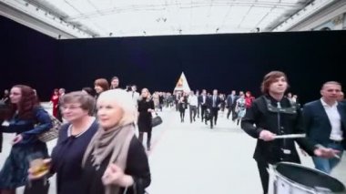 İnsanlar kazananları ödüllendirme töreni sırasında