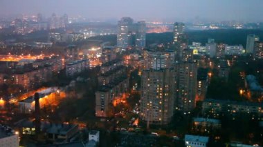 Alacakaranlıkta ışıklı şehir panoraması