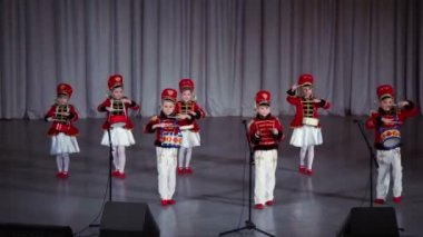 Süvariler gerçekleştirmek gibi giyinmiş çocuk