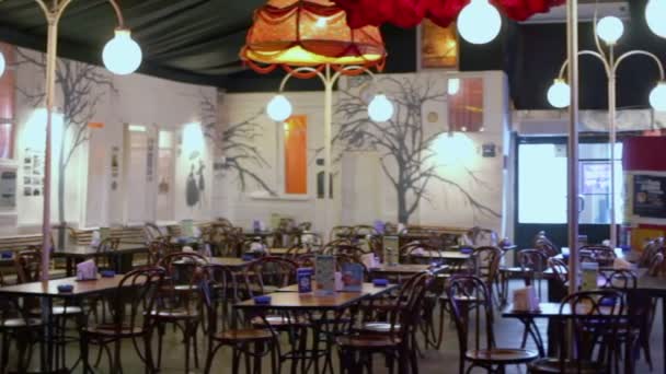 Des lanternes illuminent chaises et tables dans le café — Video