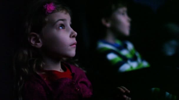 Niño y niña sentados en el teatro — Vídeos de Stock