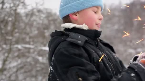 Garçon joyeux avec le feu du Bengale — Video