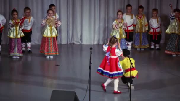 Kids in Russian native costumes — Stock Video